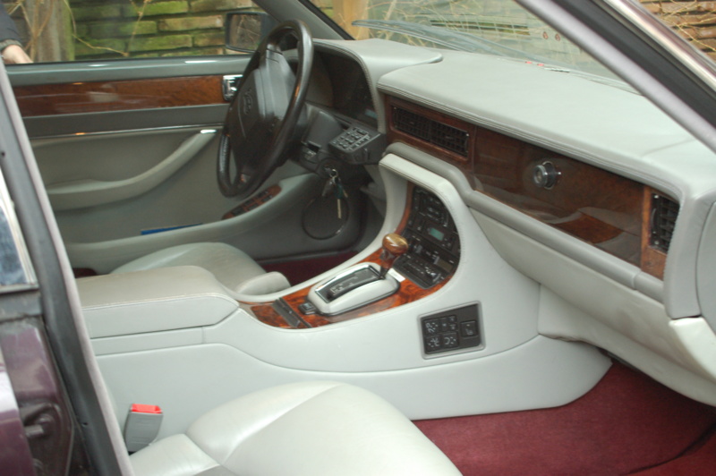 Het interieur van de morroco red Daimler 4,0 nog voor ik hem kocht