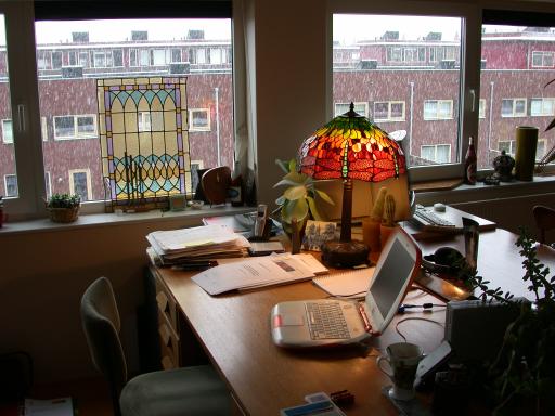 Kantoor met tiffanylamp en sneeuw