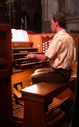 Rens aan het orgel van de kathedraal van Cork (Ierland)