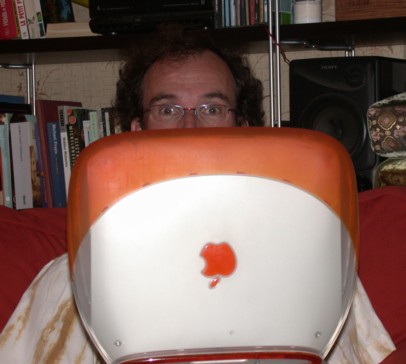 Gesnapt: Rens gaat schuil achter zijn iBook