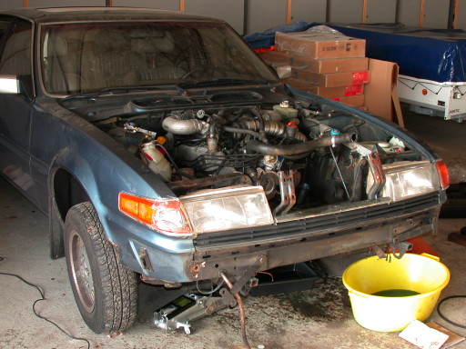Rover 3500 Vanden Plas ligt open voor vervanging waterpomp en andere klussen