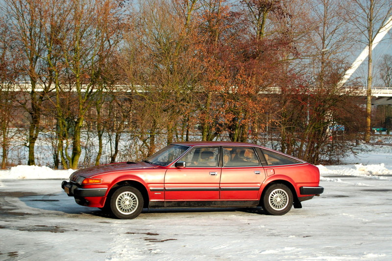 De Rover 3500 Vanden Plas in de kleur Oporto voor de Calatravabrug in Nieuw-Vennep