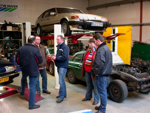 Roverliefhebbers bij het technisch treffen bij garage De Zeemeeuw in Wormer